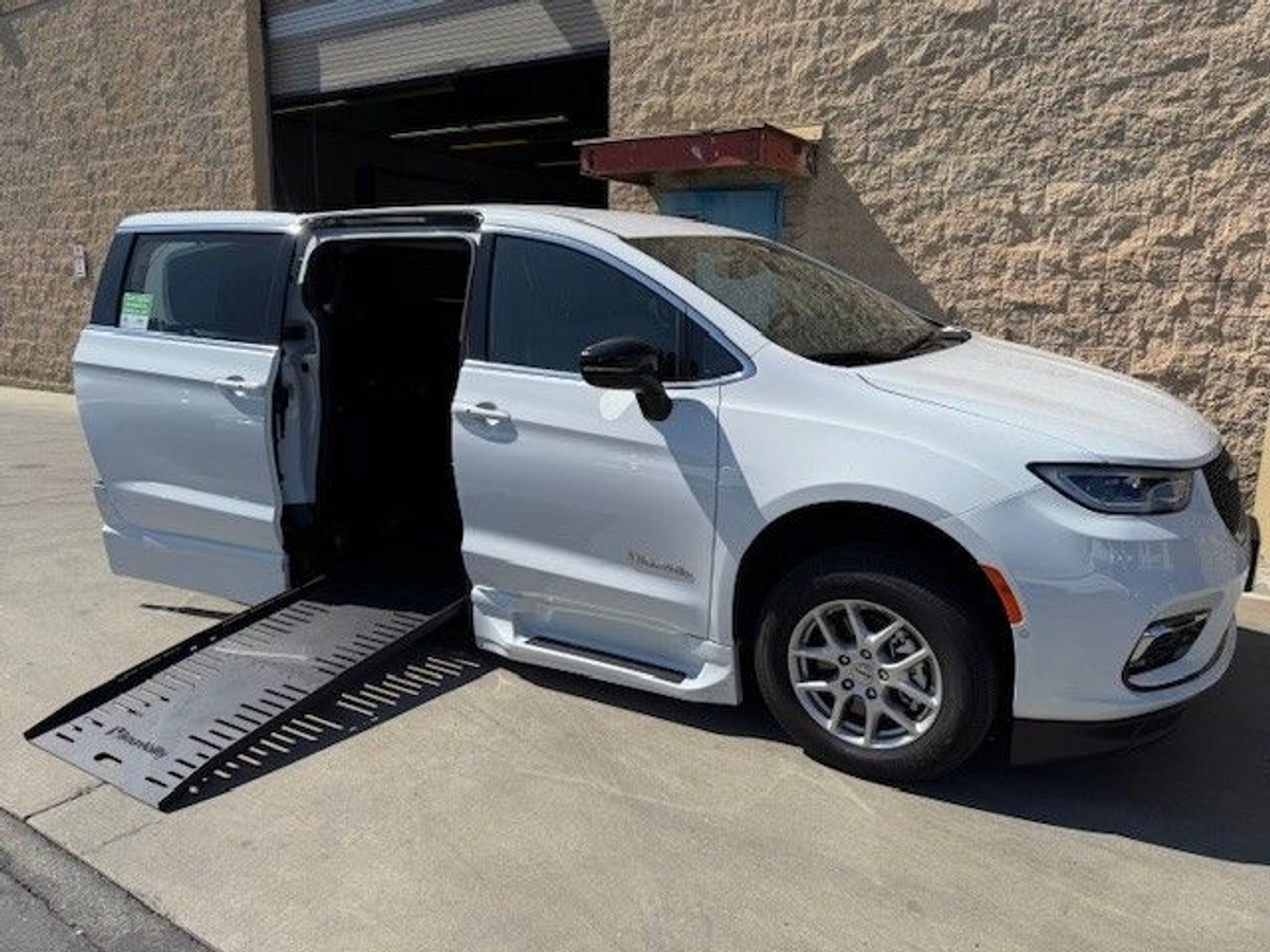 2025 CHRYSLER PACIFICA - Image 3