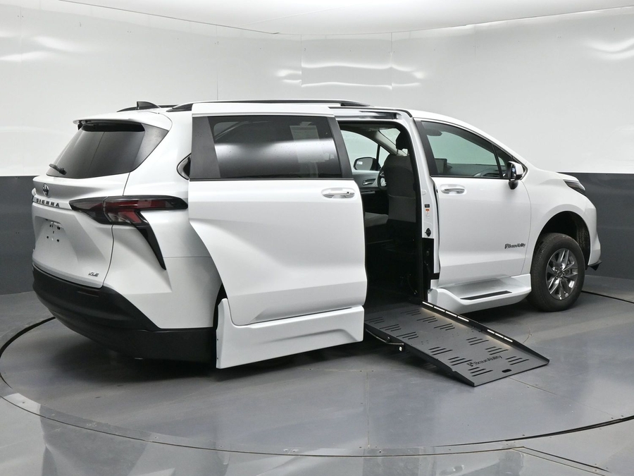 2026 Toyota Sienna XLE - Photo 10