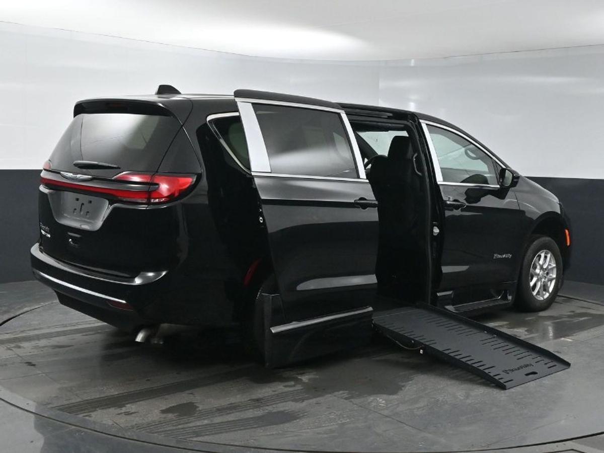 Black Chrysler Pacifica image number 6