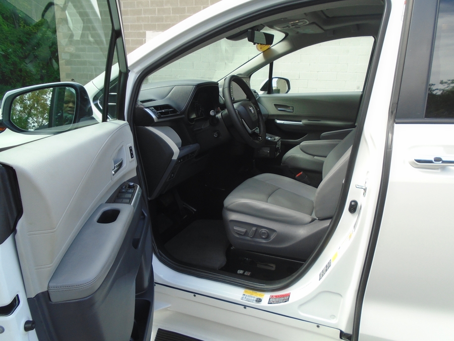 White Toyota Sienna image number 4