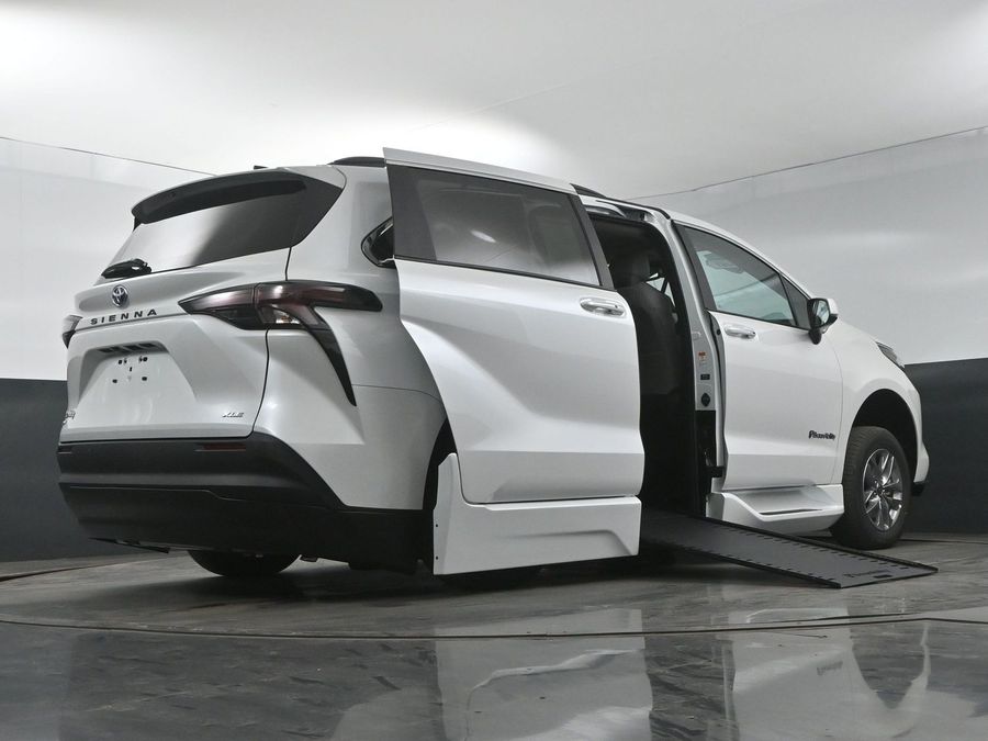 New 2025 Toyota Sienna Hybrid XLE Plus - BraunAbility Side Entry Entry In Floor Automatic Ramp