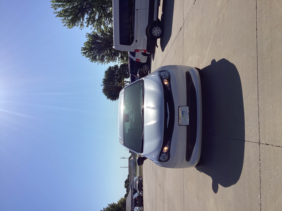 White Chrysler Voyager image number 3
