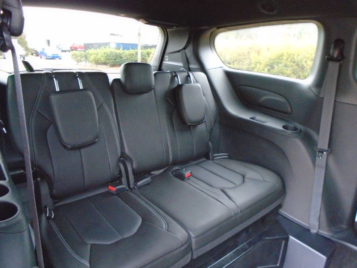 White Chrysler Pacifica image number 12