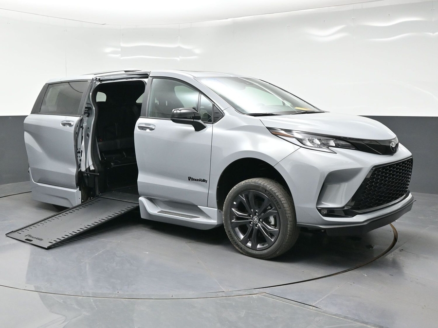 New 2026 Toyota Sienna Hybrid XSE Sport - BraunAbility Side Entry In Floor Automatic Ramp