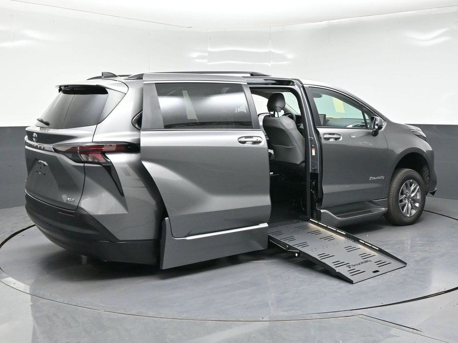 New 2026 Toyota Sienna Hybrid XLE Base - BraunAbility Side Entry Fold Out Automatic Ramp