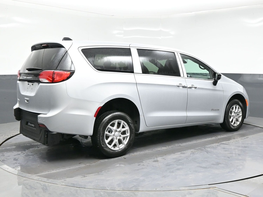 Silver Chrysler Voyager image number 3