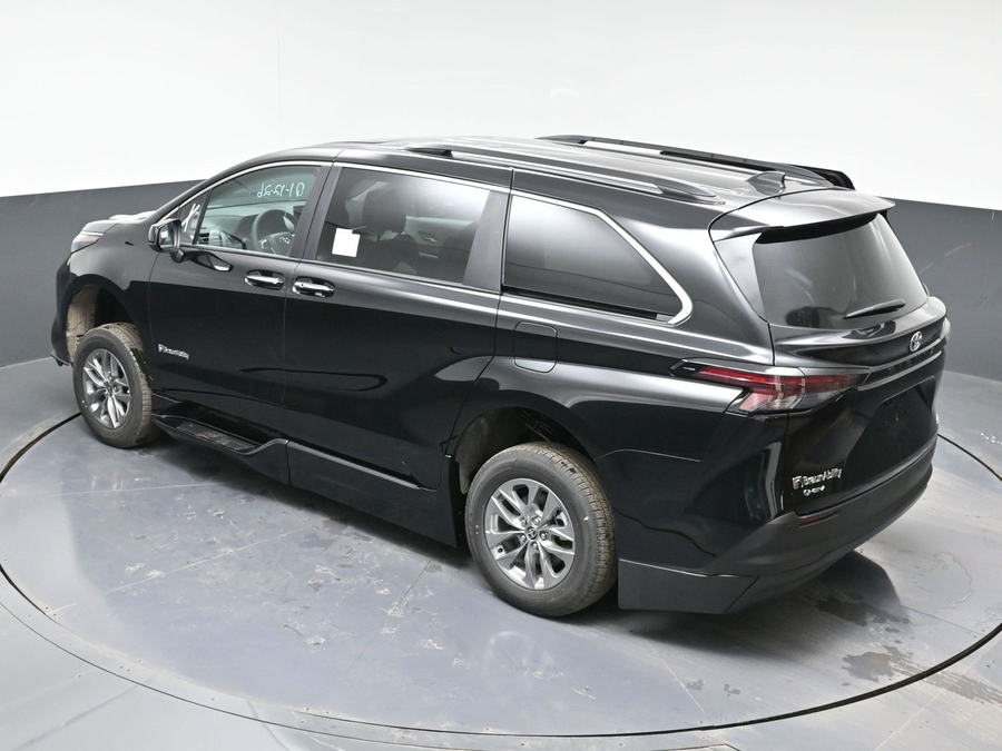 Black Toyota Sienna image number 24