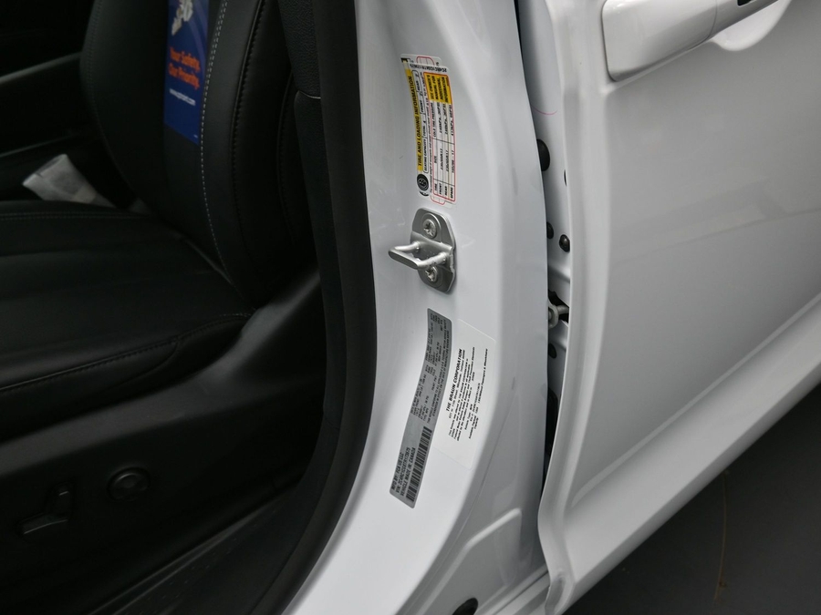 White Chrysler Voyager image number 15