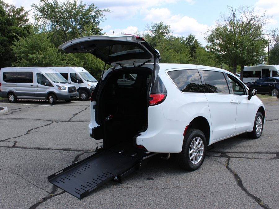 White Chrysler Pacifica image number 6