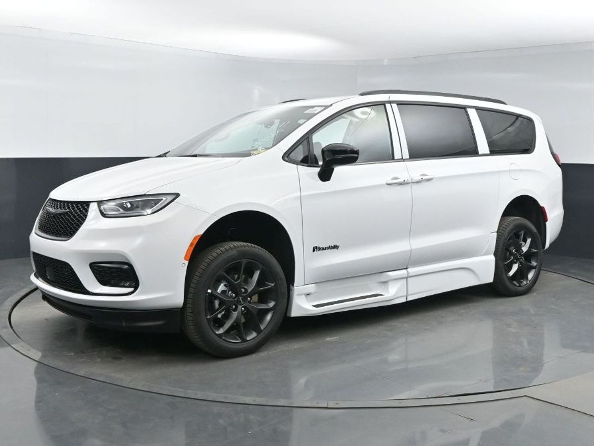 White Chrysler Pacifica image number 19