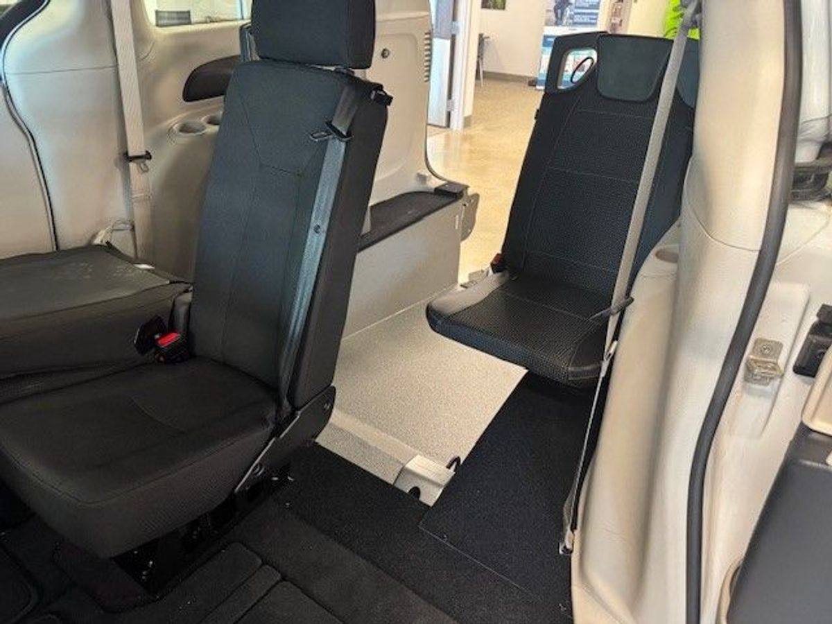 White Chrysler Voyager image number 14