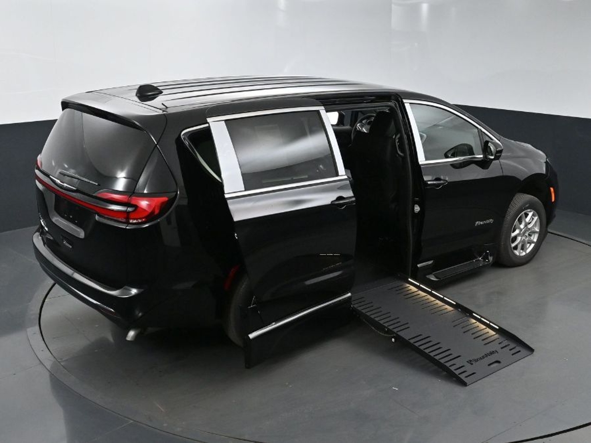 Black Chrysler Pacifica image number 25