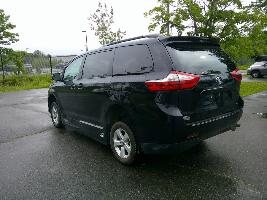 Black Toyota Sienna image number 5