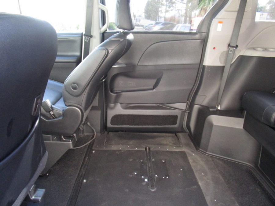 Used 2015 Toyota Sienna SE - VMI Side Entry Entry In Floor Automatic Ramp