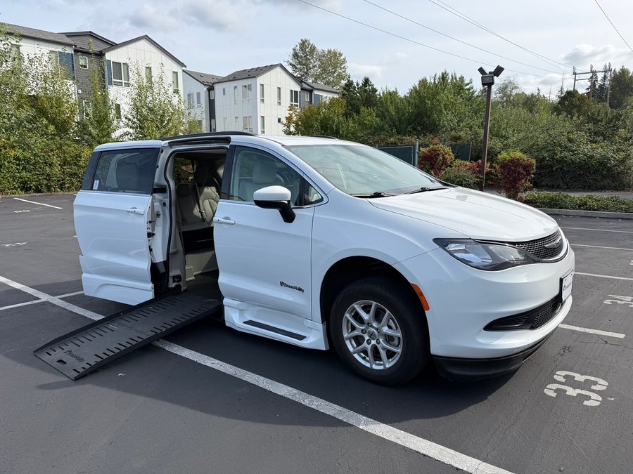 Used 2021 Chrysler Voyager LXi - BraunAbility Side Entry Fold Out Automatic Ramp