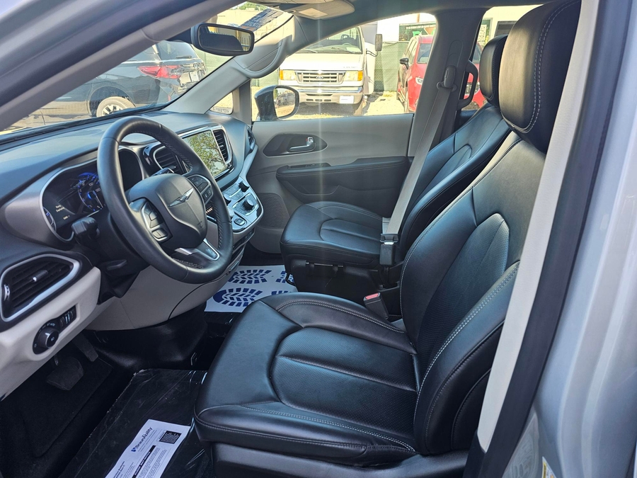 Silver Chrysler Pacifica image number 4