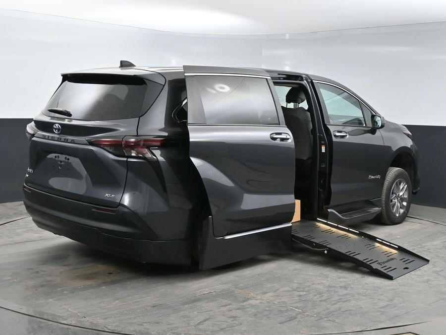 New 2025 Toyota Sienna Hybrid XLE Base - BraunAbility Side Entry Entry Fold Out Automatic Ramp