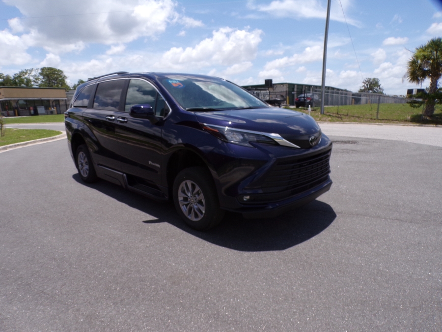2026 Toyota Sienna XLE 7-Passenger Hybrid FWD's photo