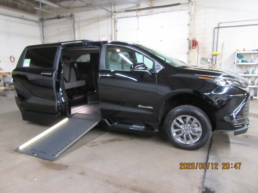 2026 Toyota Sienna XLE 7-Passenger Hybrid FWD's photo