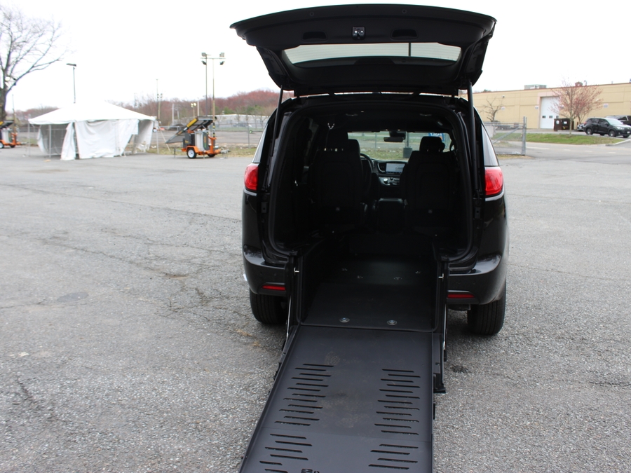 Black Chrysler Voyager image number 16