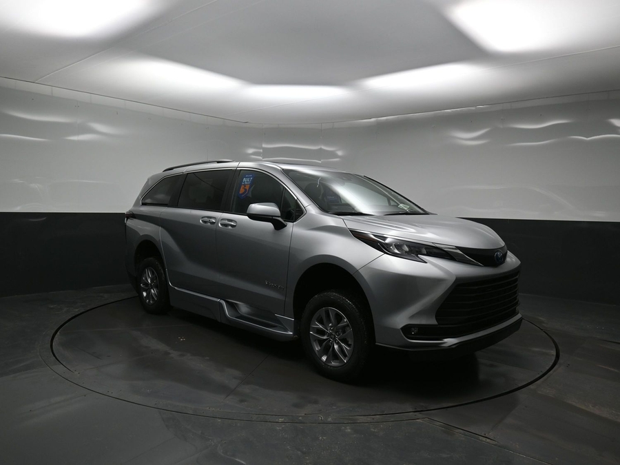 Silver Toyota Sienna image number 22