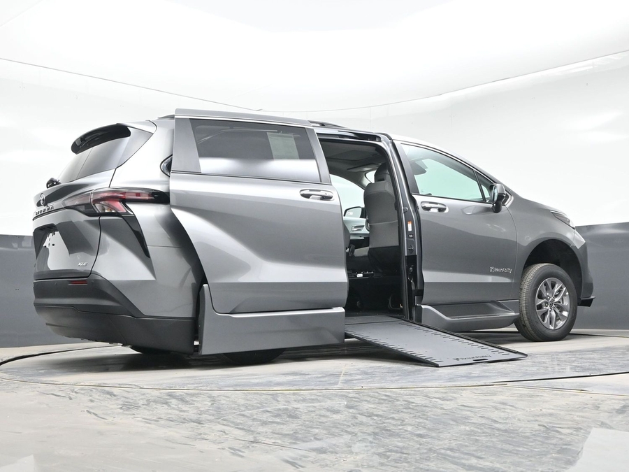 Grey Toyota Sienna image number 18