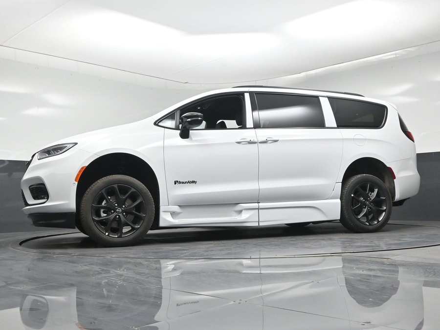 New 2026 Chrysler Pacifica Select Sport - BraunAbility Side Entry Fold Out Automatic Ramp
