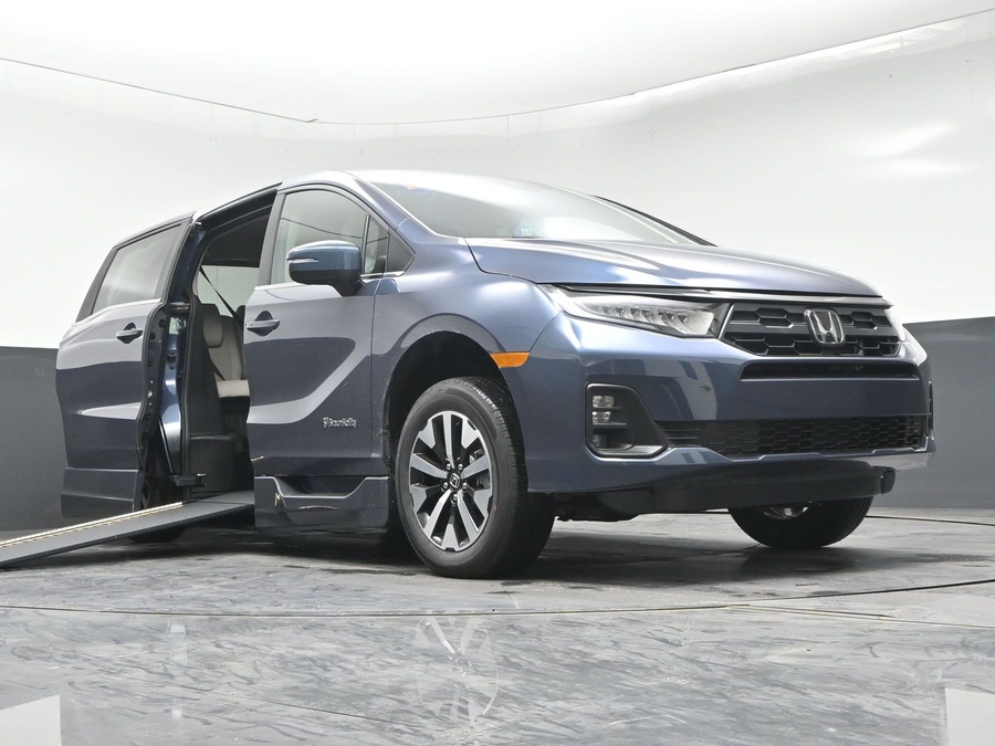 Blue Honda Odyssey image number 15