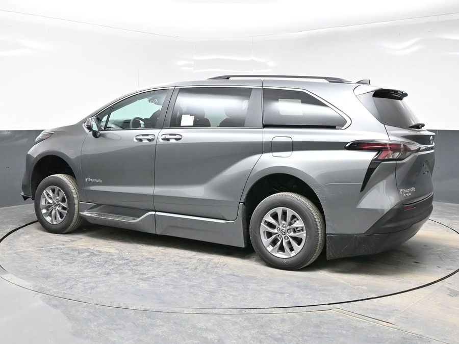 Grey Toyota Sienna image number 1