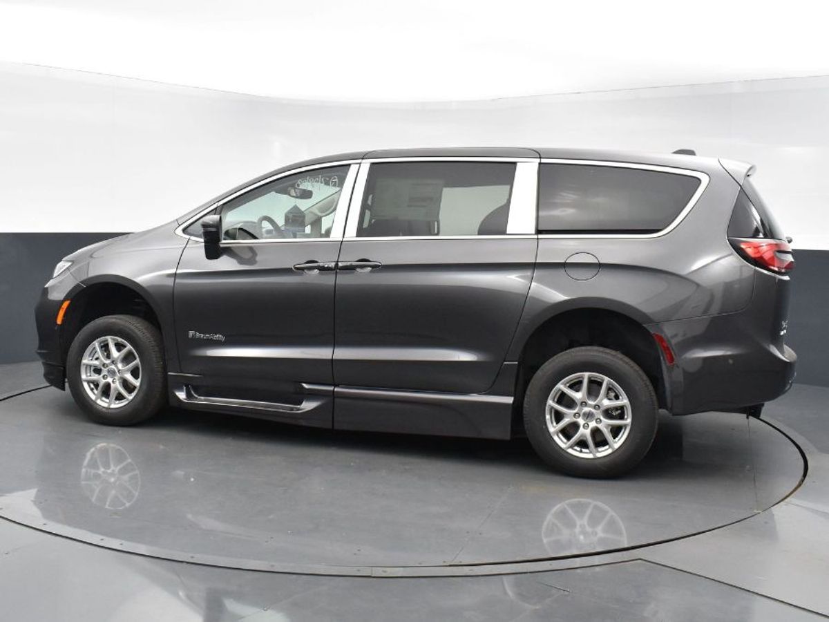 Grey Chrysler Pacifica image number 9