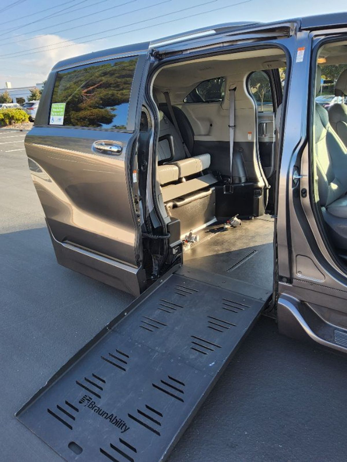 Grey Toyota Sienna image number 6