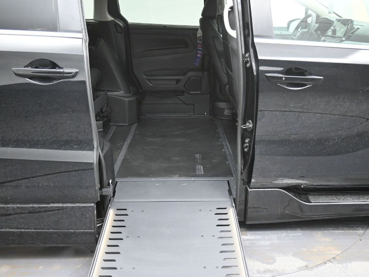 Black Honda Odyssey image number 11