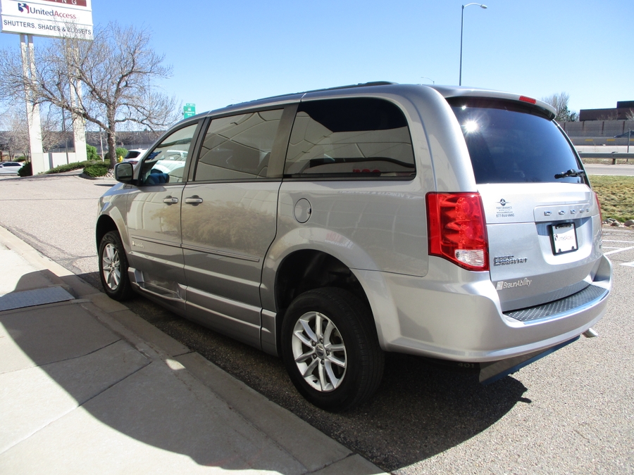 Used 2014 Dodge Grand Caravan SXT - BraunAbility Side Entry Entry Fold Out Automatic Ramp