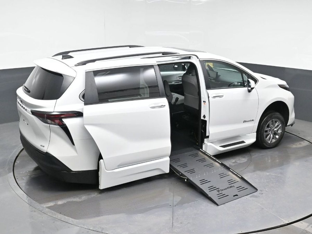 2025 TOYOTA SIENNA - Image 9