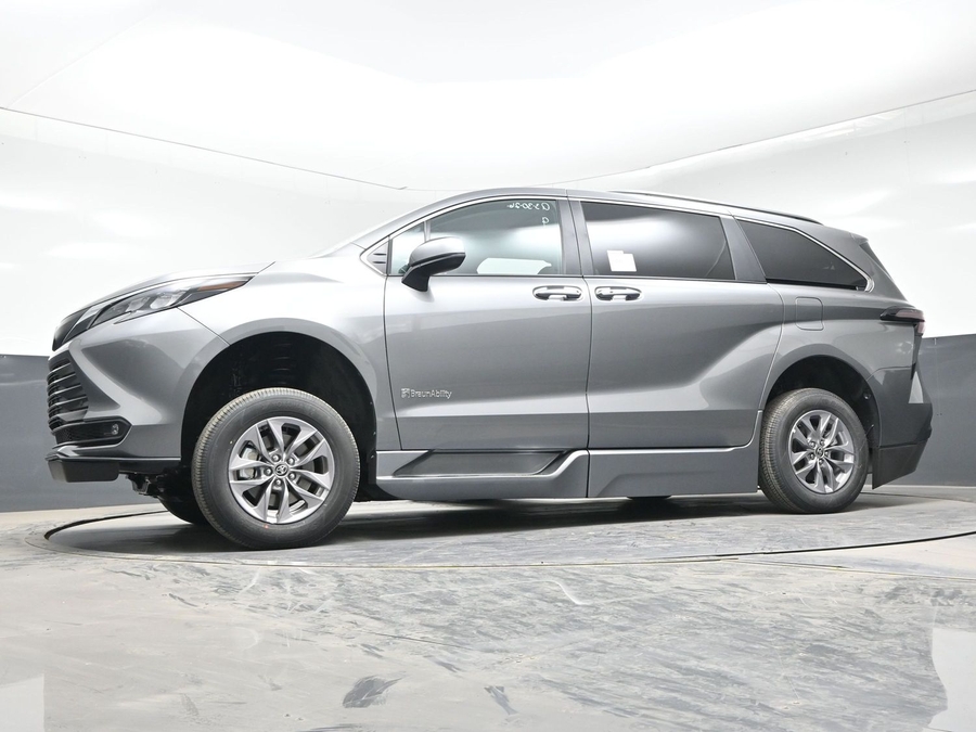 Grey Toyota Sienna image number 16