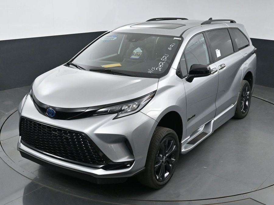 New 2025 Toyota Sienna Hybrid XSE Sport - BraunAbility Side Entry Entry Fold Out Automatic Ramp