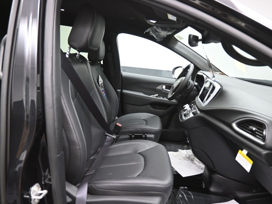 Black Chrysler Pacifica image number 8