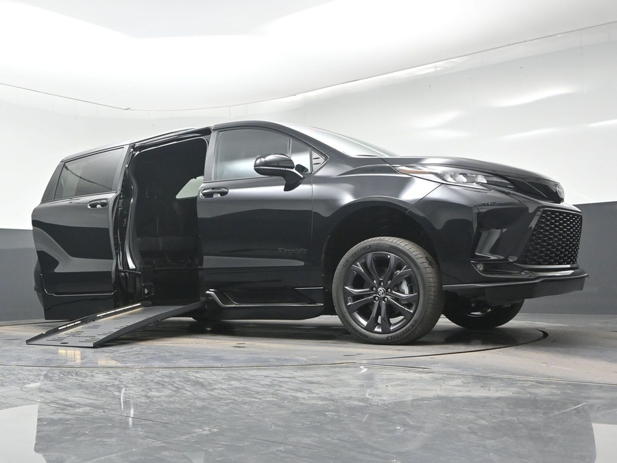 New 2026 Toyota Sienna Hybrid XSE Sport - BraunAbility Side Entry Fold Out Automatic Ramp