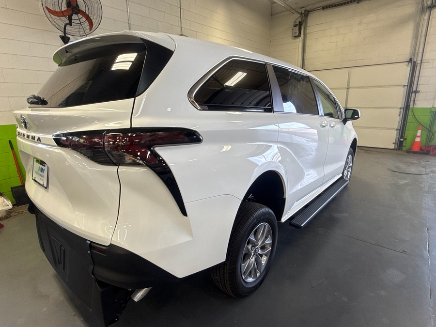 White Toyota Sienna image number 3