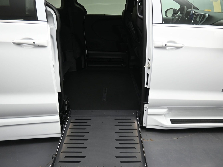 White Chrysler Pacifica image number 11