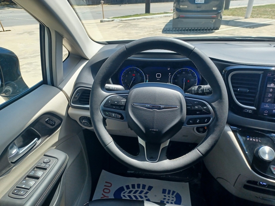 White Chrysler Pacifica image number 13