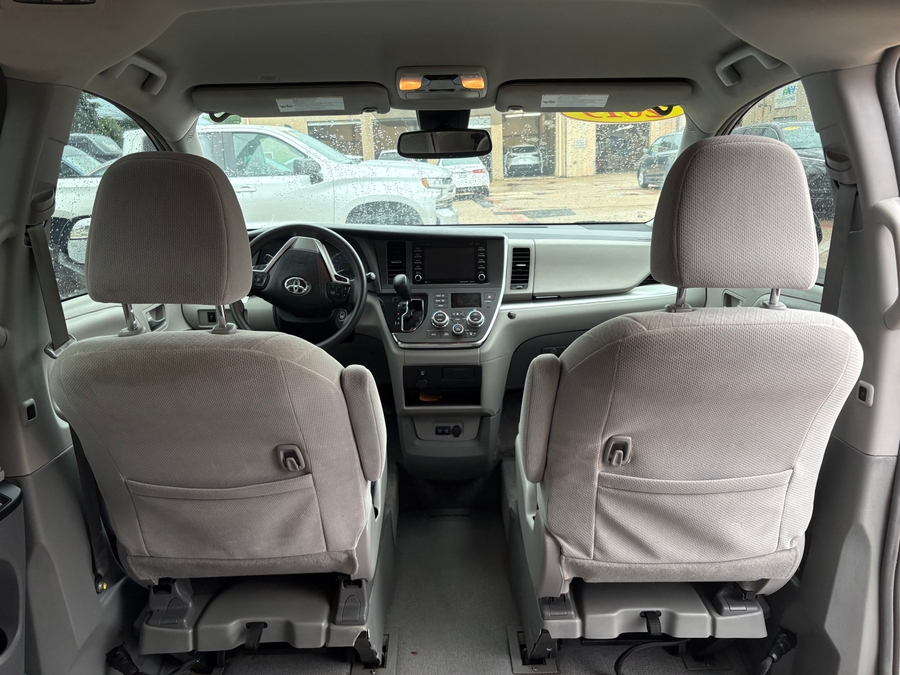 Grey Toyota Sienna image number 10