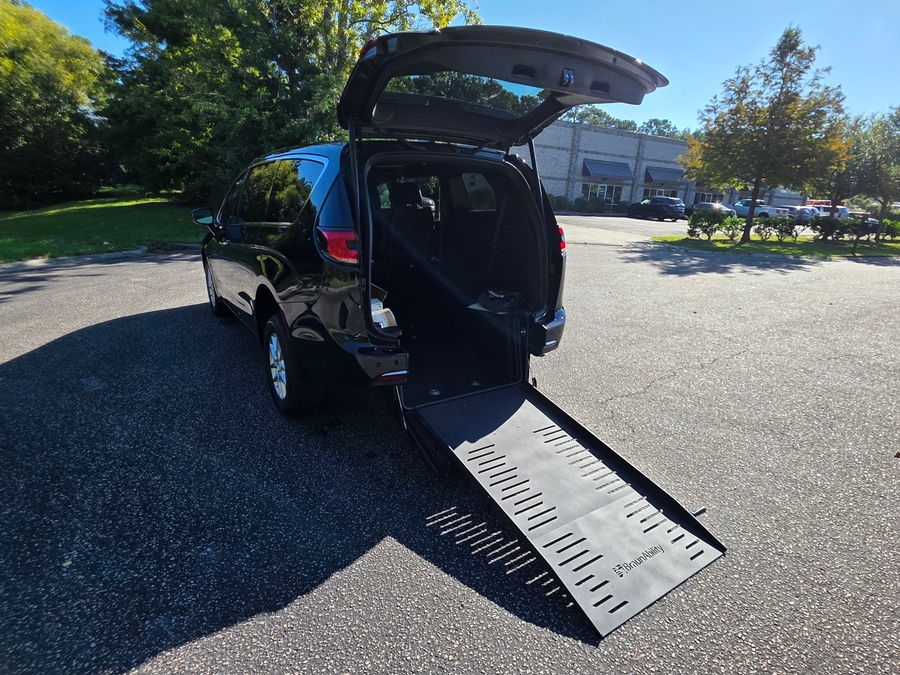 Black Chrysler Pacifica image number 1