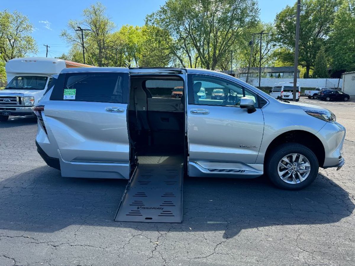 Silver Toyota Sienna image number 5