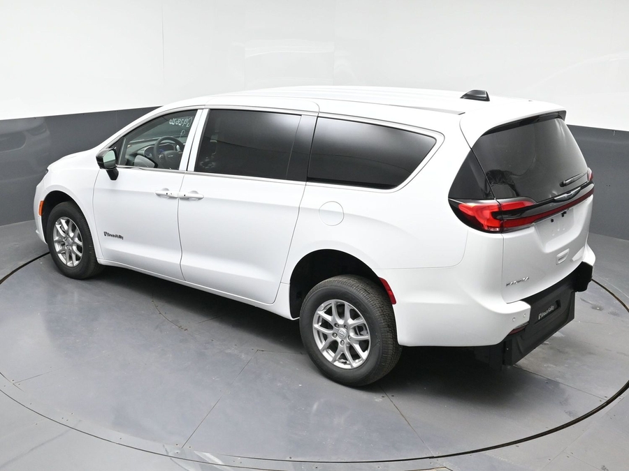 White Chrysler Pacifica image number 23
