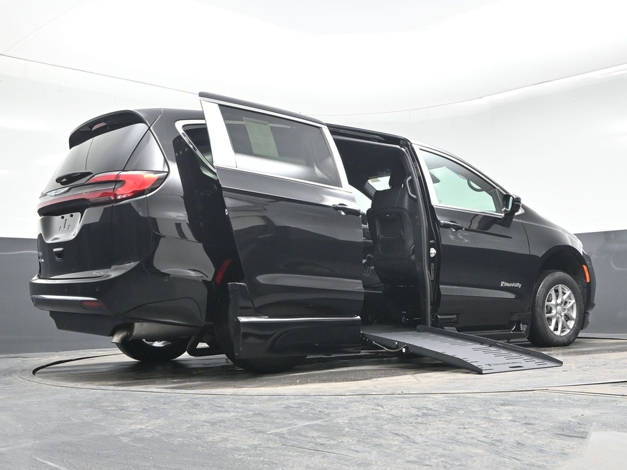 Black Chrysler Pacifica image number 21