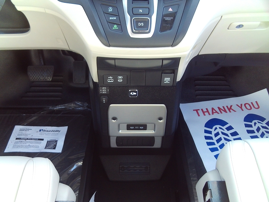 Grey Honda Odyssey image number 13