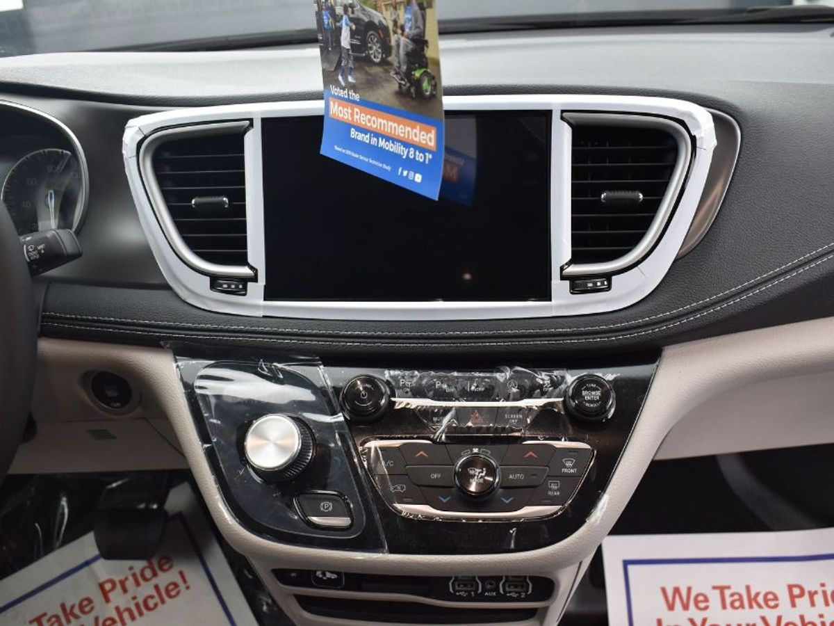 Grey Chrysler Pacifica image number 16