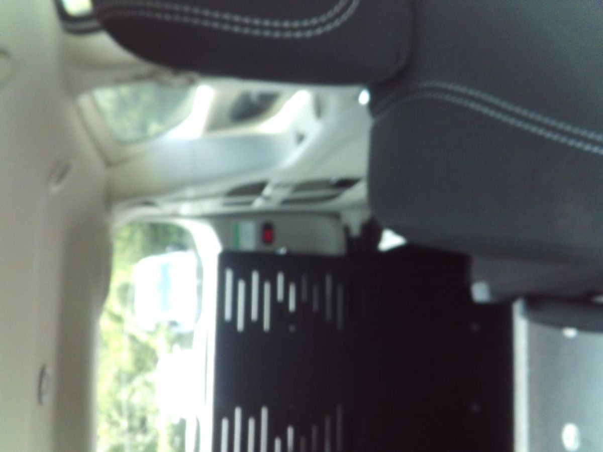 Silver Chrysler Voyager image number 29