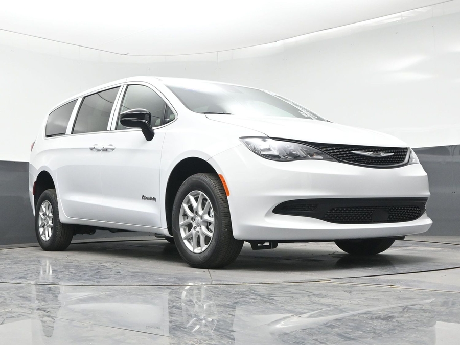 White Chrysler Voyager image number 19